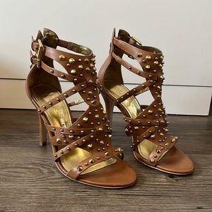 Guess heels. Caramel gold studded.
